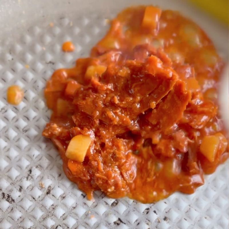 팬에 고추참치 한 캔을 기름까지 다 넣어준 뒤 송송 썬 김치를 넣고 잘 볶아주세요.