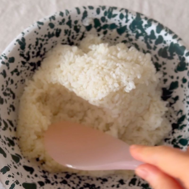 밥에 소금과 참기름을 넣어 흰 밥을, 또 하나는 밥에 간장과 참기름을 넣어 갈색 밥을 만들어 주세요.
