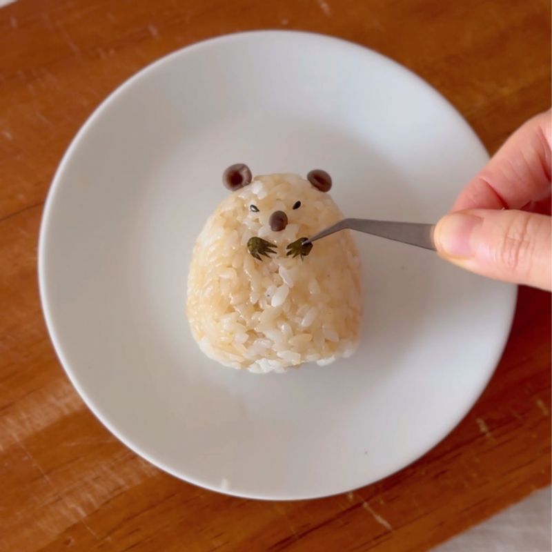 흰 밥과 갈색 밥으로 여러 종류의 귀여운 동물 모양을 만들고 김을 잘라 눈,코,입을 붙여주세요.