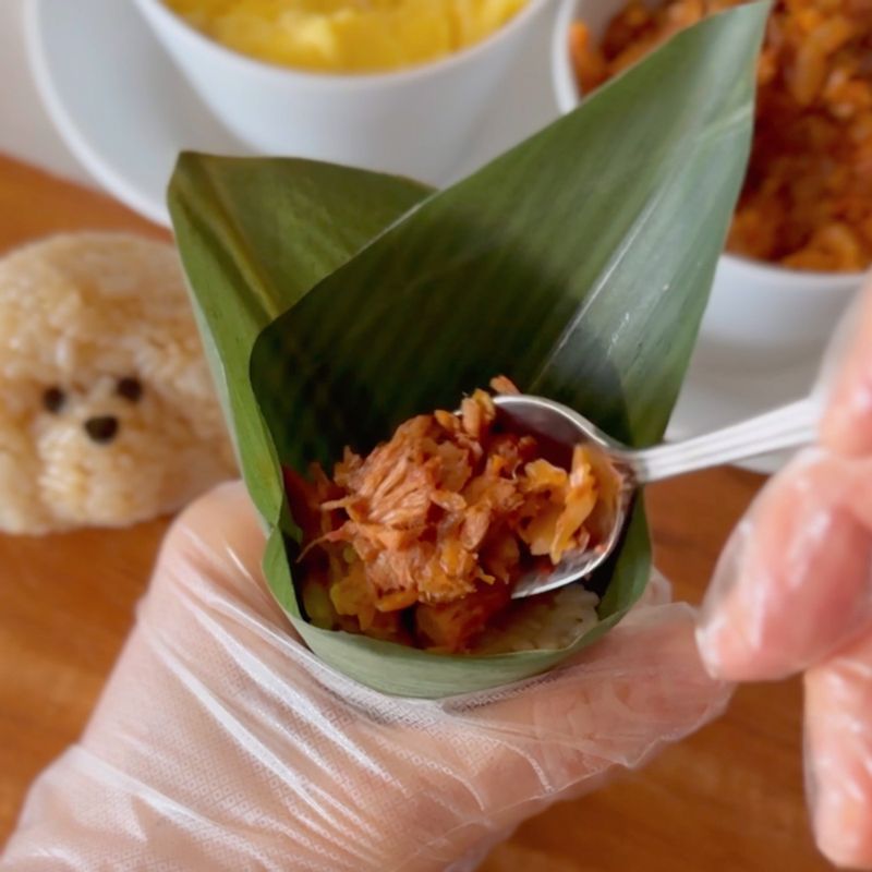 행운만 가득하쌈밥을 위한 재료 이미지로 고추참치캔,잘 익은 김치,달걀,참기름,맛소금 등으로 구성 되어있습니다.