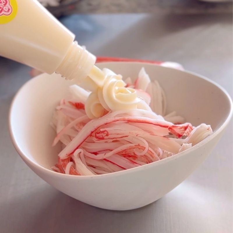 크래미를 찢어준 뒤 마요네즈와 와사비를 넣고 잘 섞어주세요. 오이는 채썰고 김은 직사각형 크기로 잘라 준비해주세요.