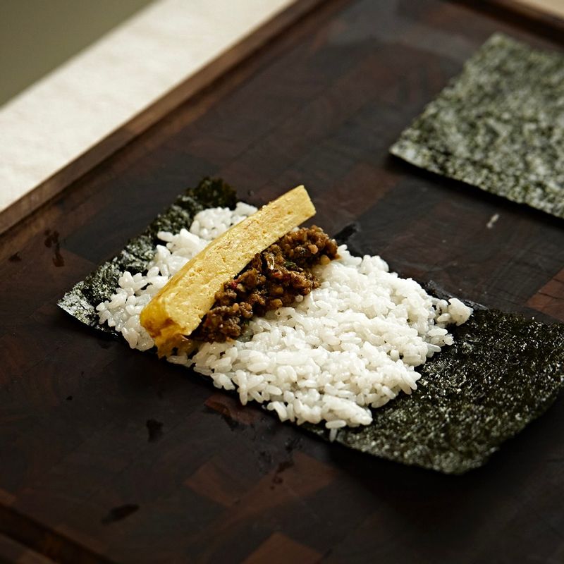 1. 김밥 김을 반으로 자른 후 밥을 펼쳐주세요. 
2. 전복짭짤이 1큰술을 올린 후 돌돌 말아주세요. 
3. 접시에 담고 참기름을 바르고 깨를 뿌려 맛있게 즐겨주세요.