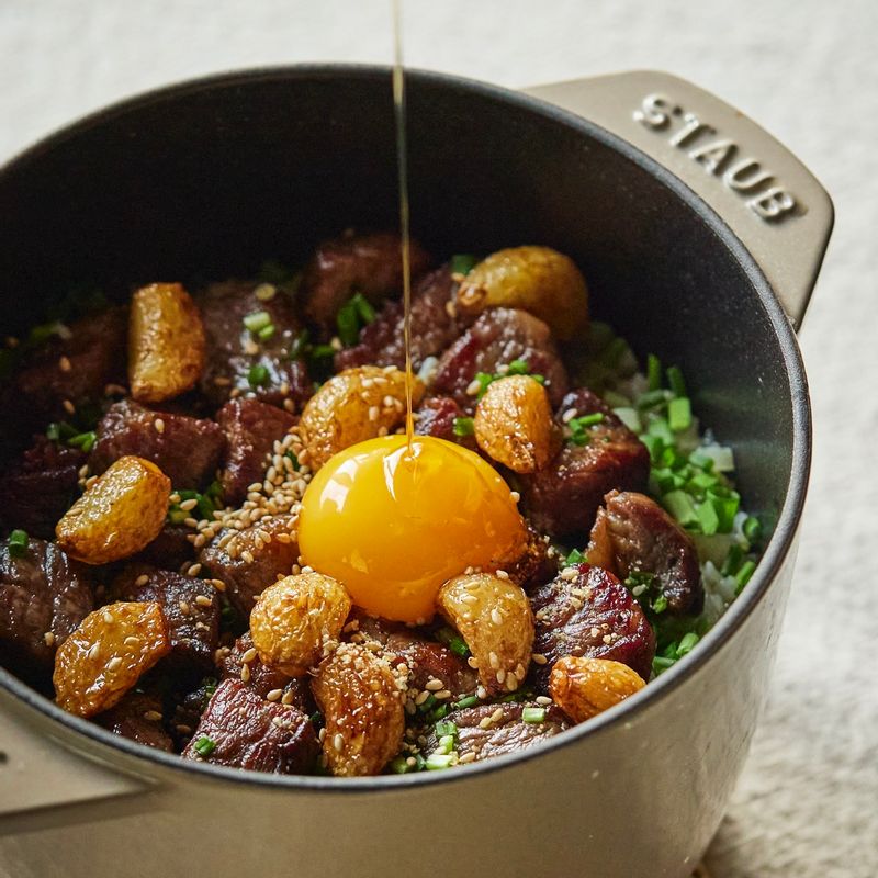 완성된 솥밥에 쪽파, 노른자, 통깨, 참기름을 뿌려 맛있게 즐겨주세요.