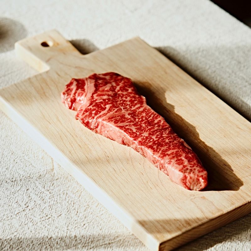 채끝살은 사방 2cm 길이로 썰고 소금, 후춧가루, 올리브오일로 밑간해 주세요.