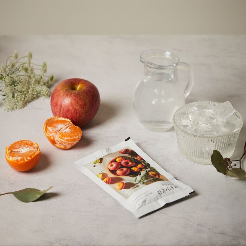 감귤사과에이드을 위한 재료 이미지로 감귤사과즙,탄산수,얼음,과일칩(생략 가능) 등으로 구성 되어있습니다.