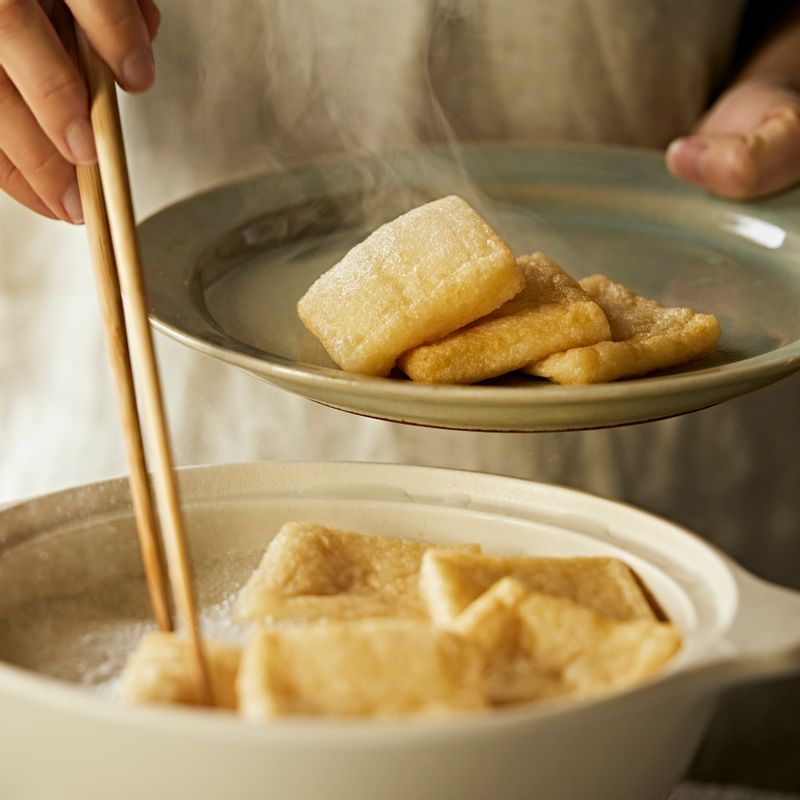 양배추를 데친 물에 유부를 넣고 1분 정도 데친 후 찬물에 헹궈 손으로 물기를 가볍게 짜주세요.