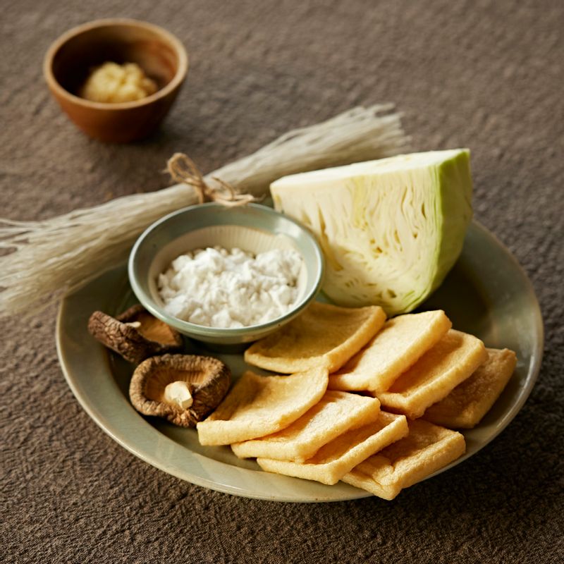 양배추 유부 만두을 위한 재료 이미지로 유부,양배추 잎,표고버섯,불린 당면,대파 등으로 구성 되어있습니다.