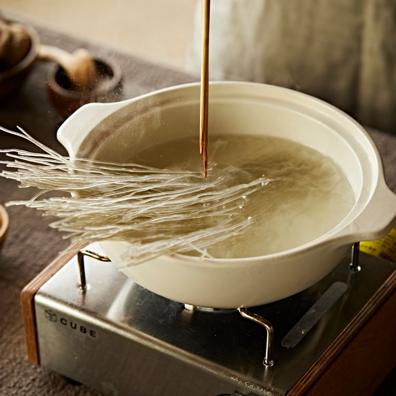 유부 데친 물에 불린 당면을 넣고 3분 정도 끓인 후 채반에서 물기를 빼주세요.