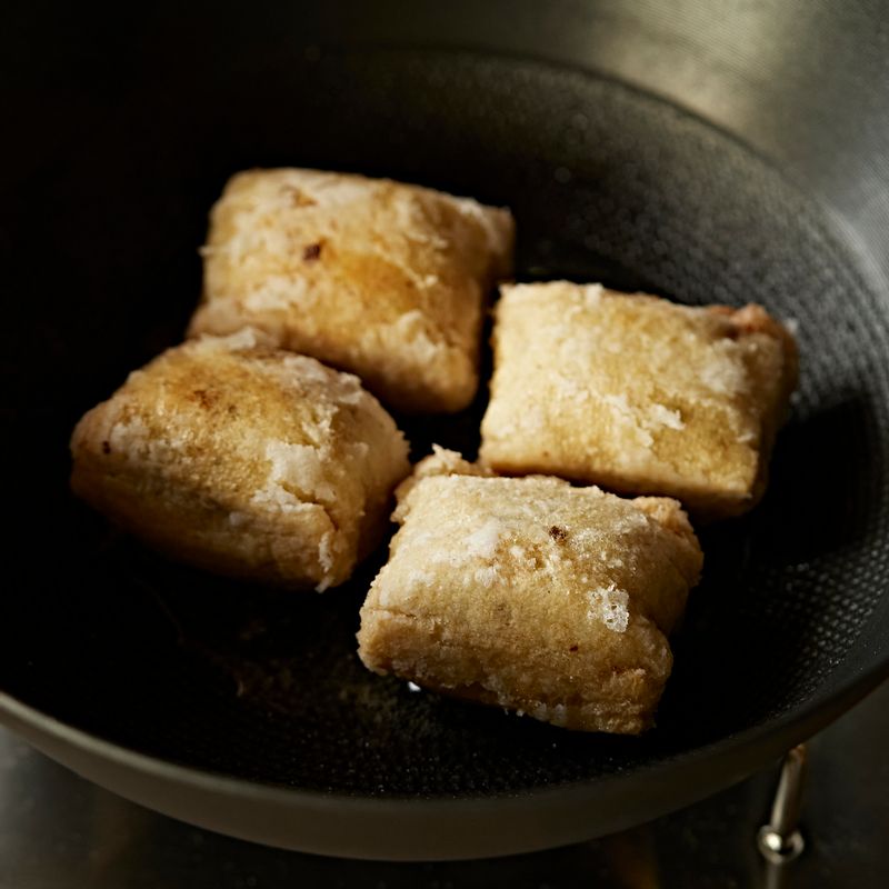 달군 팬에 기름을 두르고 만두를 올려 노릇하게 구워주세요.