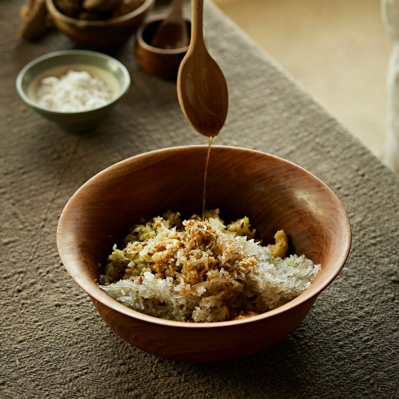 볼에 다진 재료와 다진 마늘을 넣고 간장, 소금, 후춧가루, 참기름을 넣어 섞어주세요.