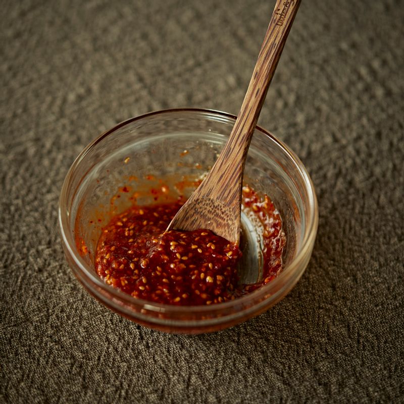 볼에 나머지 무침 재료를 넣고 섞은 후 채썬 양배추를 넣고 가볍게 버무려주세요.