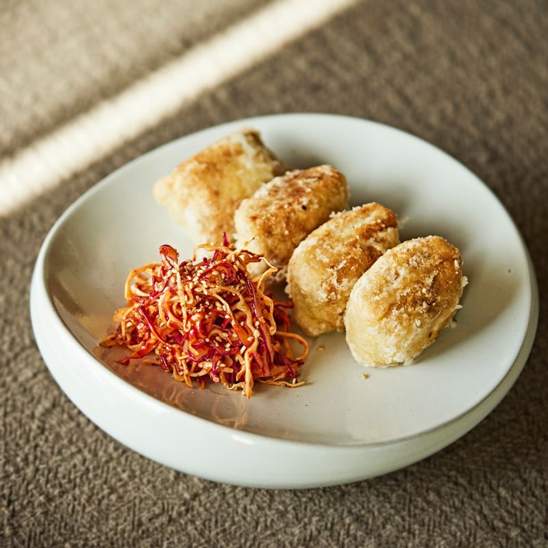 접시에 양배추 유부 만두와 양배추 무침을 보기 좋게 담아 맛있게 즐겨주세요.