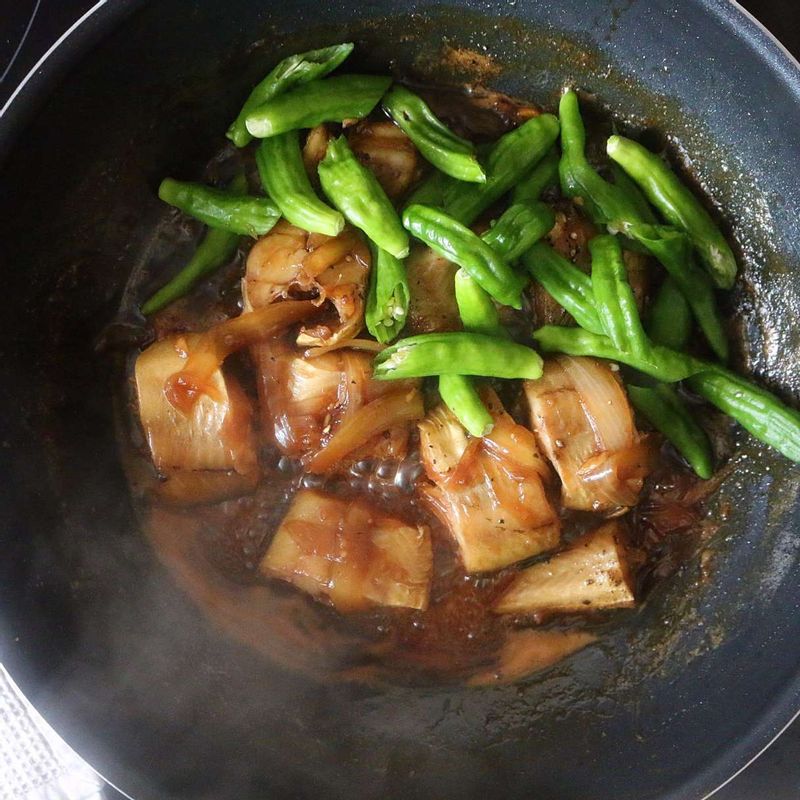 코다리에 간이 스며들고 거의 조려지면 마지막에 꽈리고추와 올리고당 1/2큰술을 넣고 센 불에서 1~2분간 더 윤기나게 조려주세요.