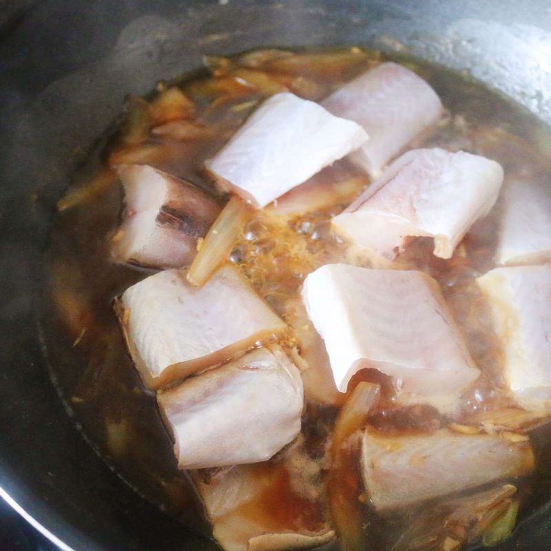 손질한 코다리를 넣고 거품을 제거한 후 중간 중간 양념장을 수저로 끼얹어 주면서 센불에서 약 15분 정도 조려주세요. 코다리를 수저로 너무 저으면 생선 살이 부서질 수 있답니다.