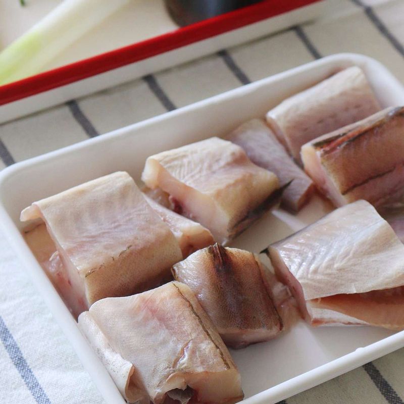 코다리는 머리와 지느러미, 꼬리를 자르고 소금물에 씻어 물기를 제거한 후 3~4센치 정도로 토막을 내주세요.