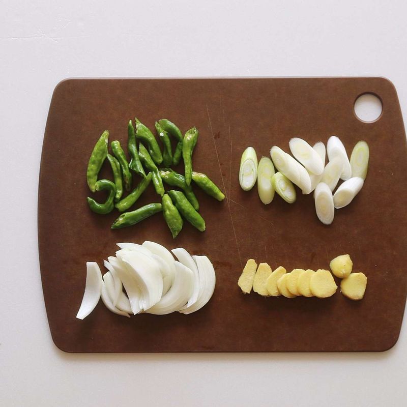 양파는 굵게 채 썰고 꽈리고추는 씻어서 꼭지를 제거한 후 어슷하게 반으로 잘라주세요. 대파는 어슷하게 썰고 생강은 편으로 썰어주세요.