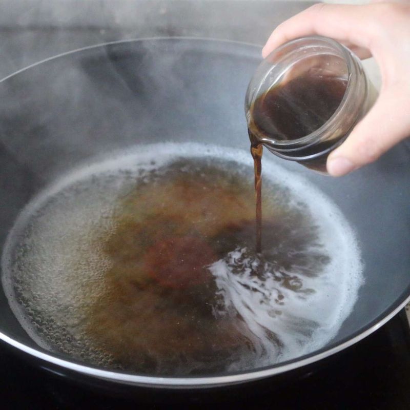 냄비에 물 2컵, 멸치와 다시마 생강 편을 넣고 5분 정도 끓인 후 건더기를 건져내어 다시물을 만들어주세요.
다시물에 조림 양념을 넣고 끓이다가 양파, 대파를 넣고 2분간 더 끓여주세요.