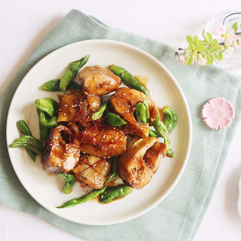 마지막에 깨소금과 실고추를 얹어주세요.