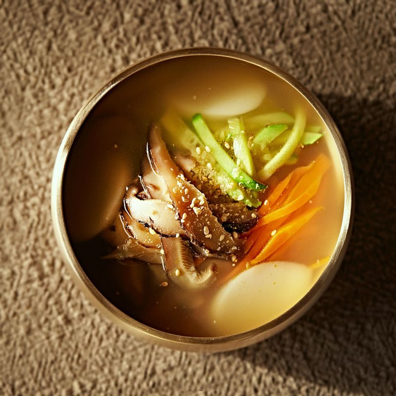 그릇에 담고 당근, 호박, 표고버섯 고명을 올려 맛있게 즐겨주세요.