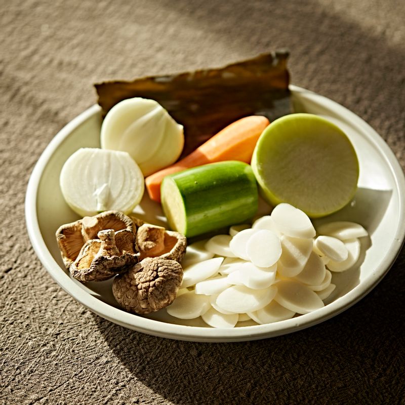 채식 떡국을 위한 재료 이미지로 떡국 떡,무,다시마,양파,말린 표고버섯 등으로 구성 되어있습니다.