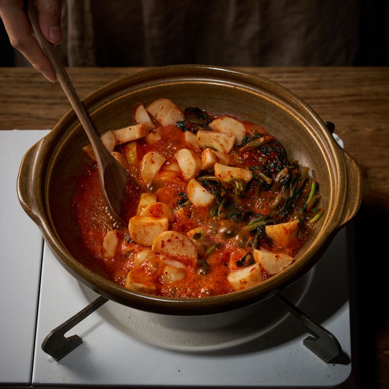 냄비에 총각김치와 김칫국물을 넣어 볶아주세요.