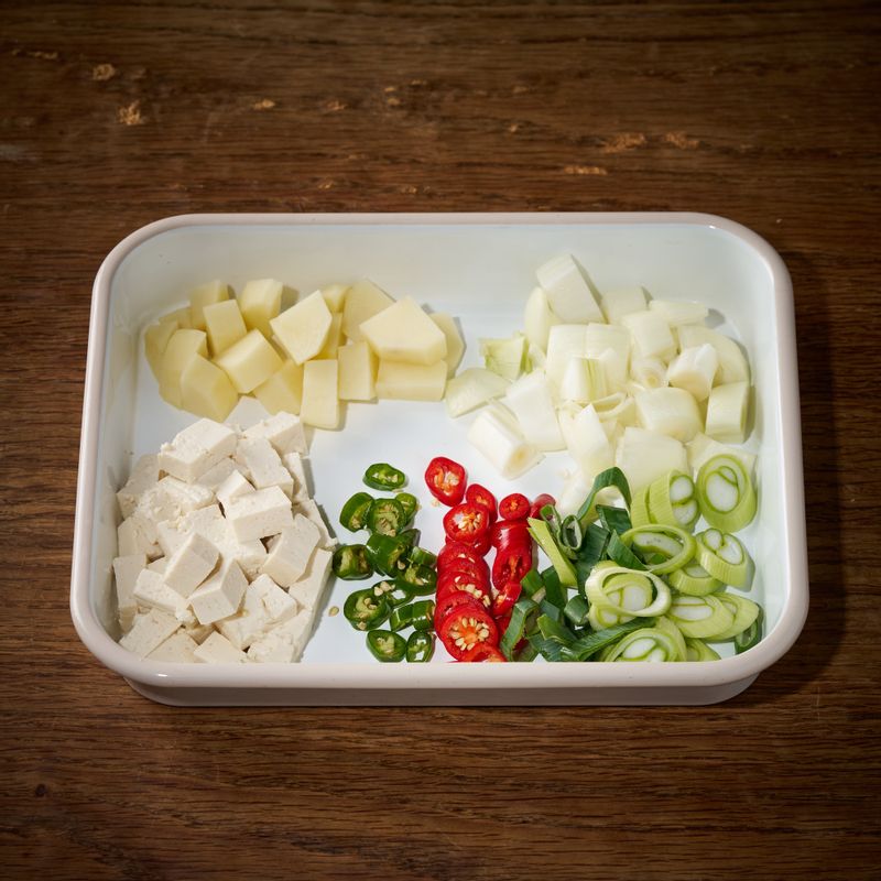 감자와 양파는 껍질을 벗긴 후 한 입 크기로 자르고, 청홍고추와 대파는 송송 썰어주세요. 두부는 감자와 비슷한 크기로 잘라주세요.