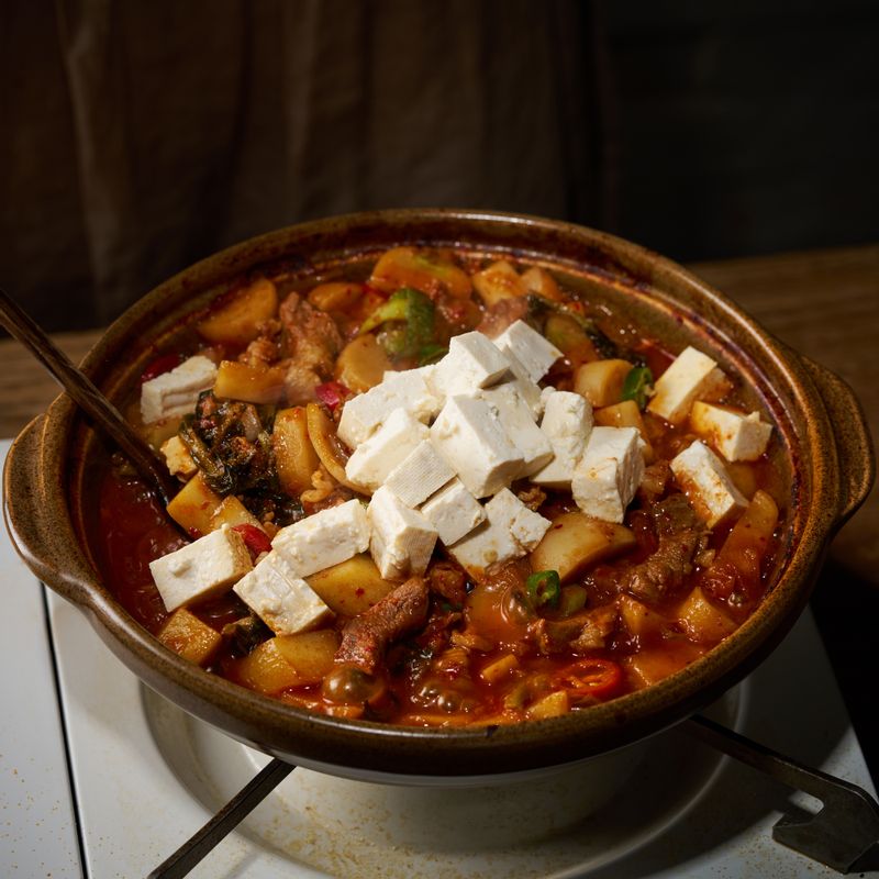 두부를 넣고 한소끔 끓여 완성해 주세요.