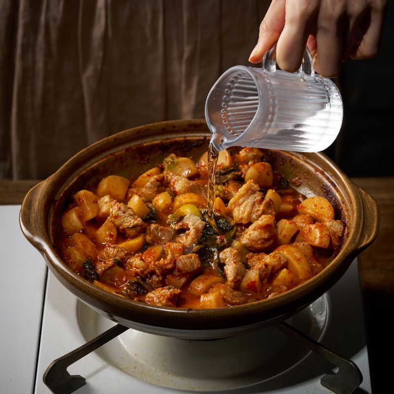 물을 넣은 후 썰어둔 채소와 양념 재료를 넣어 끓여주세요.