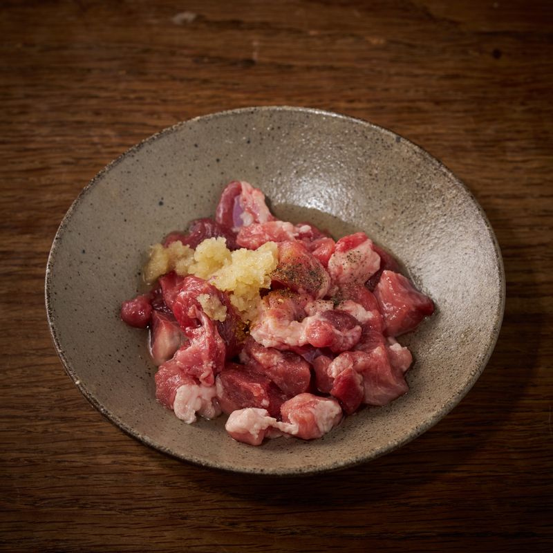 돼지고기에 밑간 재료를 넣어 밑간을 해주세요.