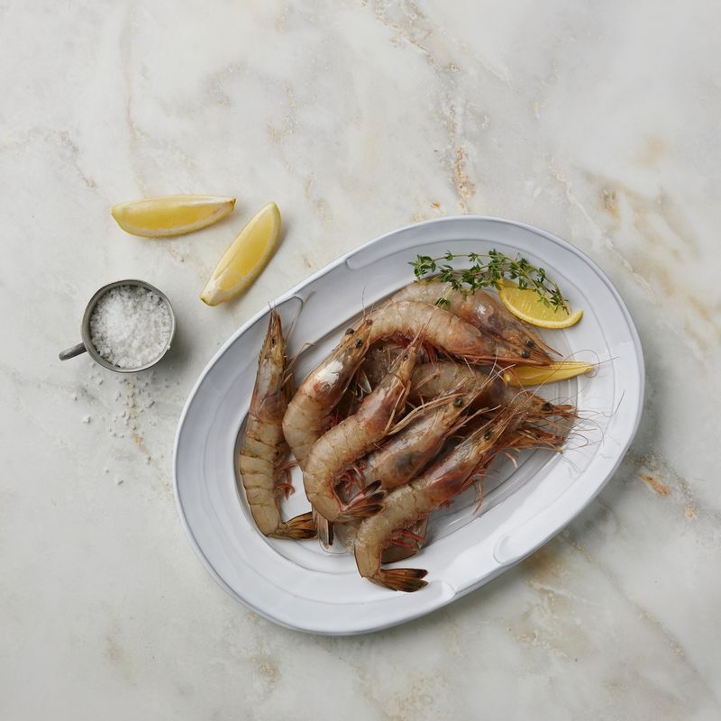 새우튀김을 위한 재료 이미지로 대하,식용유,튀김 가루 등으로 구성 되어있습니다.