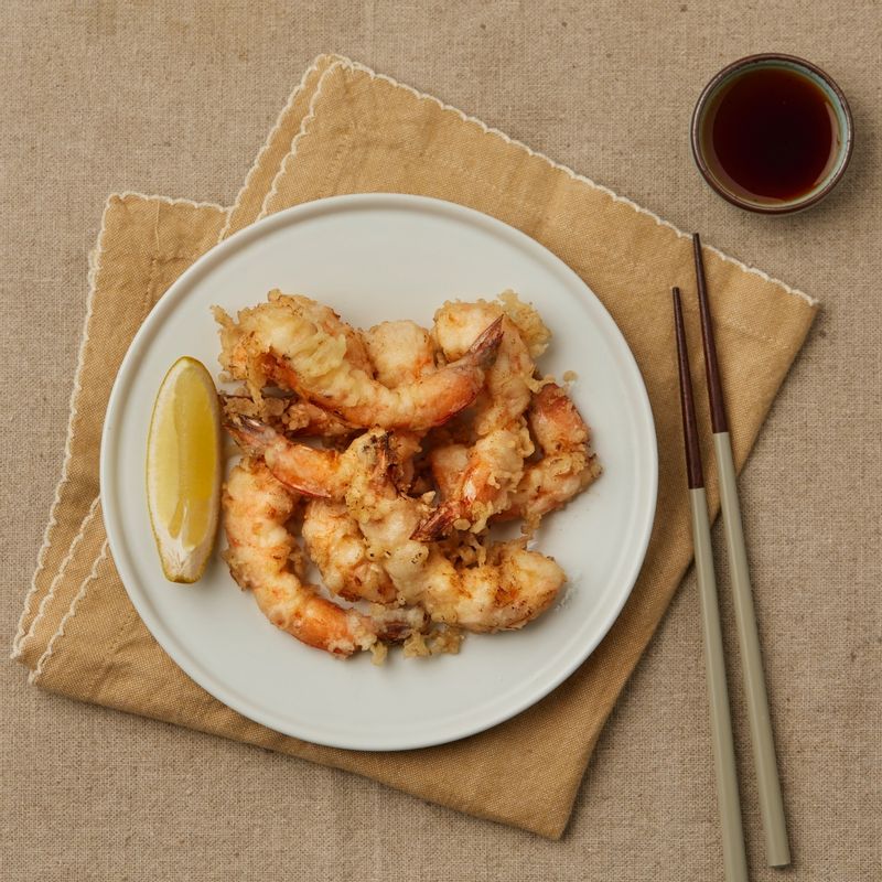 튀긴 새우는 채반에서 한김 식힌 후 그릇에 담아 맛있게 즐겨주세요.