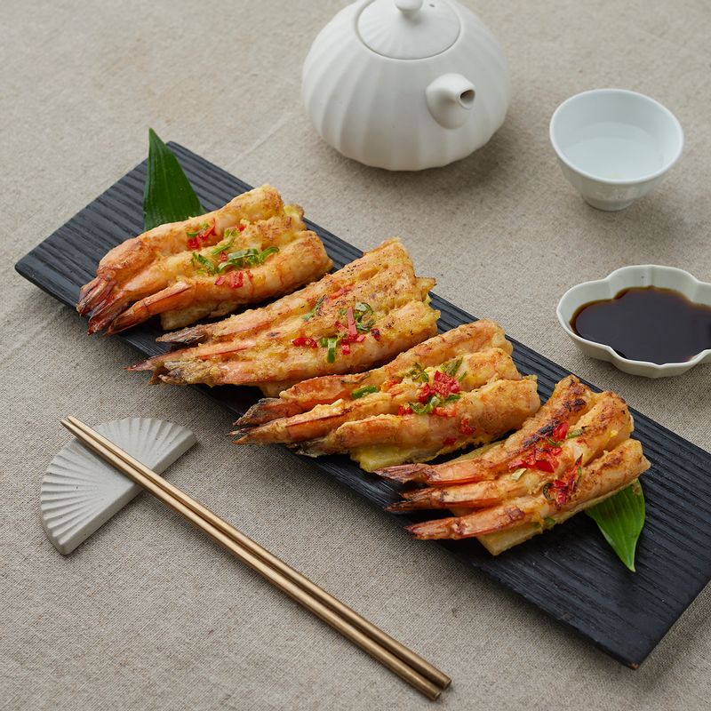 완성된 새우전을 접시에 담아 맛있게즐겨주세요.