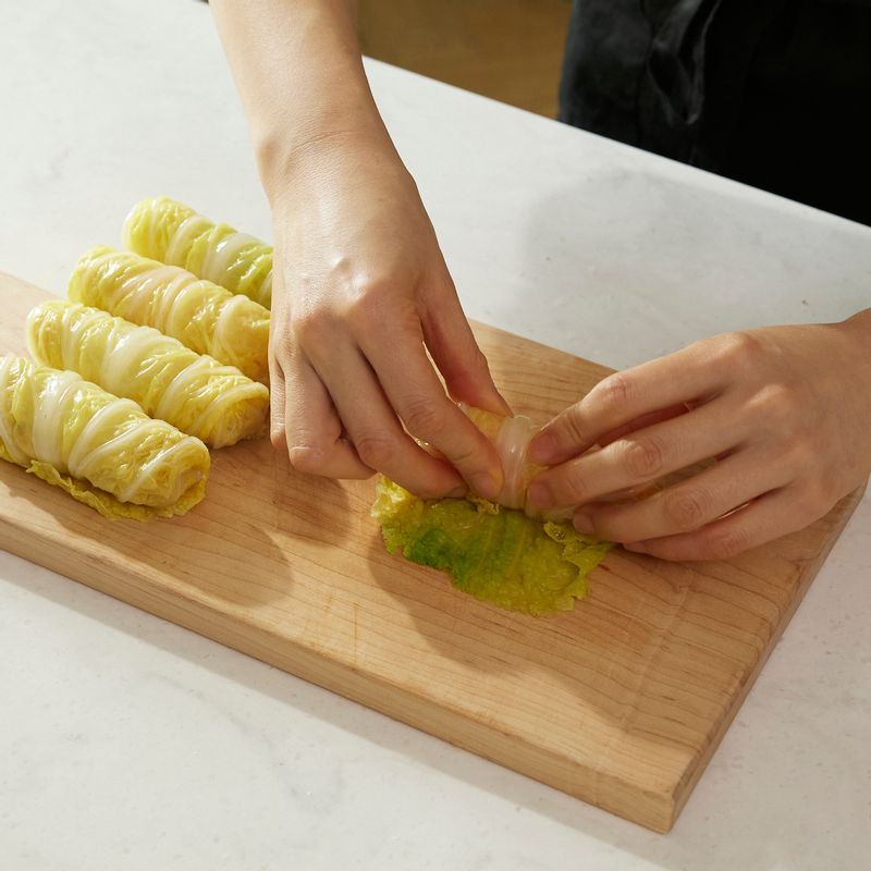 데친 배춧잎 위에 속 재료들을 넣고 말아주세요. 3등분으로 잘라 준비해 주세요.
(tip. 취향에 따라 고기, 해산물 등을 넣어 더욱 맛있게 만들 수 있어요)
