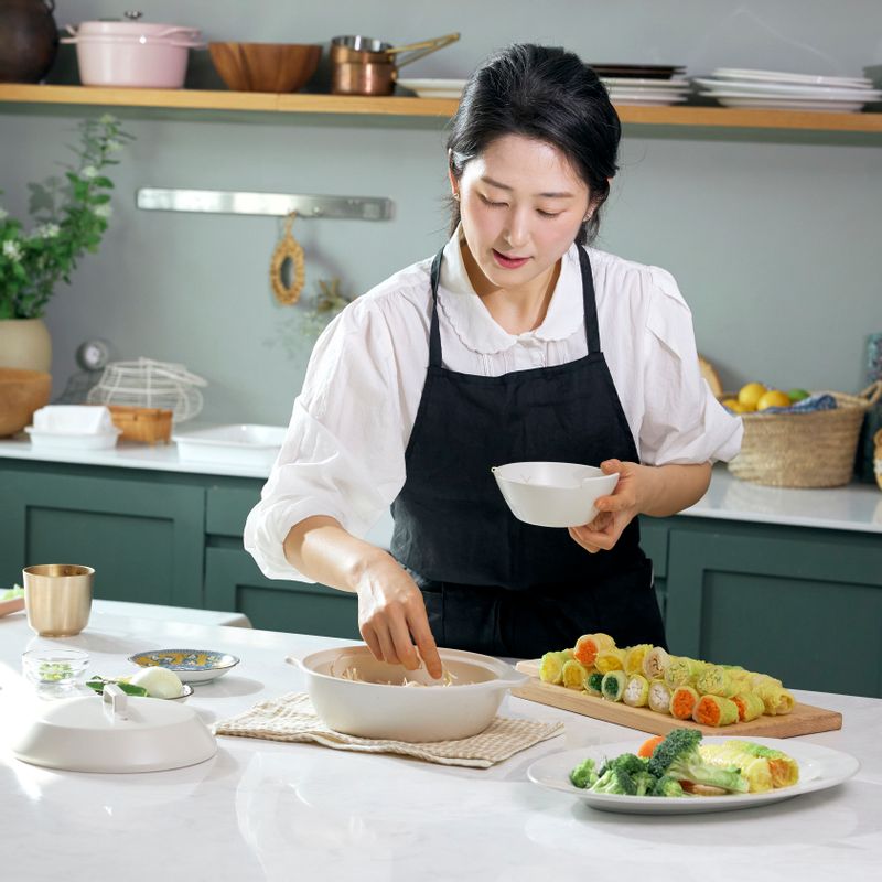 냄비에 숙주를 깔고 3등분한 배추를 가지런히 둘러주세요. 배추에서 물이 나오기 때문에 육수 1/3 정도만 부어 3분 정도 끓여주세요.
(Tip. 멸치 육수를 넣거나 액젓으로 가감하면 더욱 감칠맛이 나요)
(스타일링 Tip. 같은 색의 배추롤이 겹치지 않게 넣으면 더욱 화사한 비주얼을 만들 수 있어요)