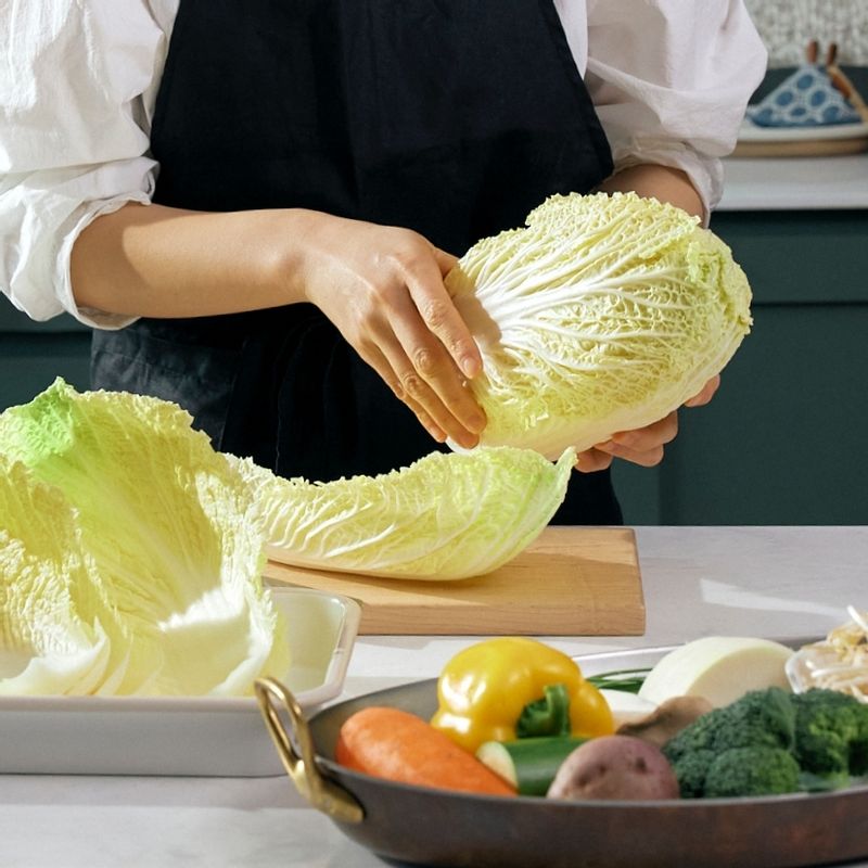 알배추는 세워 뿌리 쪽에 칼집을 넣어 2등분 해 주세요. 흐르는 물에 깨끗이 씻은 후 채반에 밭쳐 물기를 빼주세요. 한 잎씩 떼어내 10~15장 정도 준비해 주세요.
(tip. 알배추 고르는 팁: 검은 반점이 없고, 속이 노랗고 겉에 푸른 잎이 붙어 있으면 좋아요. 들었을 때 묵직하고, 윗부분을 눌렀을 때 적당히 단단한 것이 좋아요)