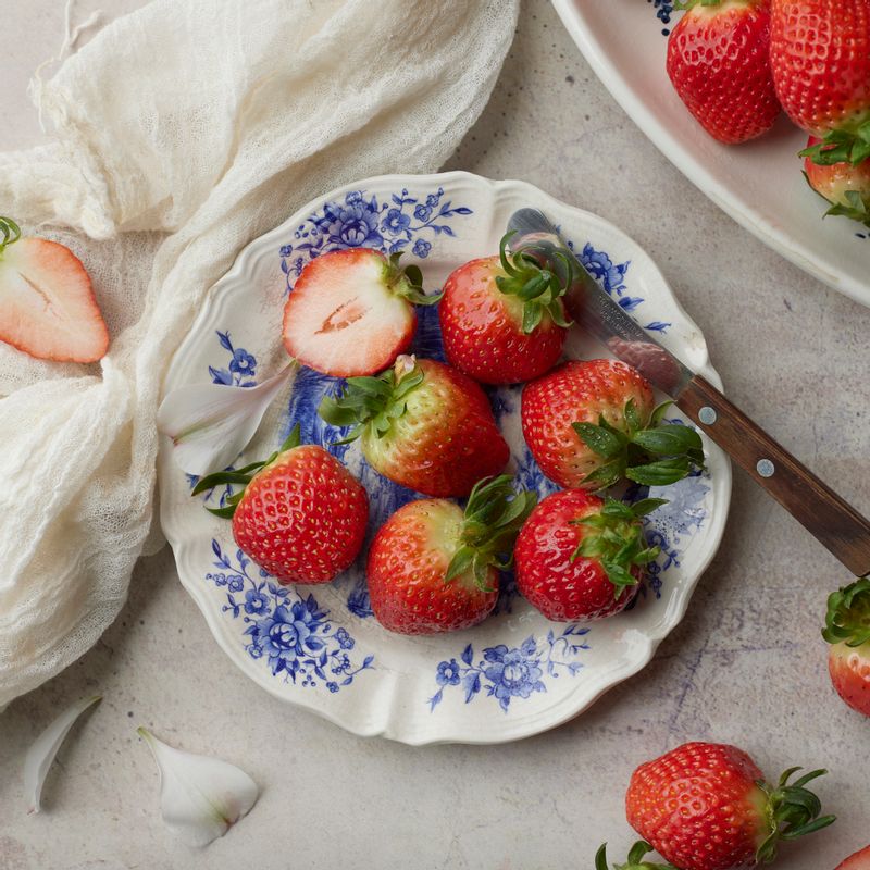 아이스 연유 딸기을 위한 재료 이미지로 딸기,연유,얼음 틀 등으로 구성 되어있습니다.