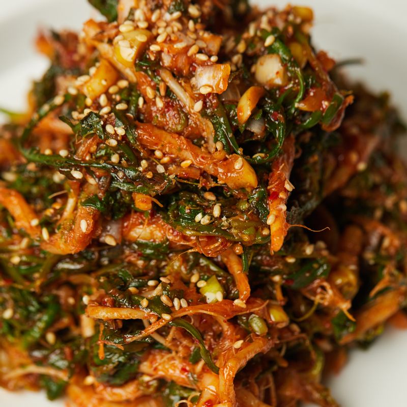 완성된 냉이무침을 그릇에 담아 맛있게 즐겨주세요.