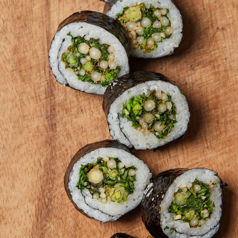 완성된 냉이김밥을 먹기 좋게 썬 후 연겨자 소스에 찍어 맛있게 즐겨주세요.