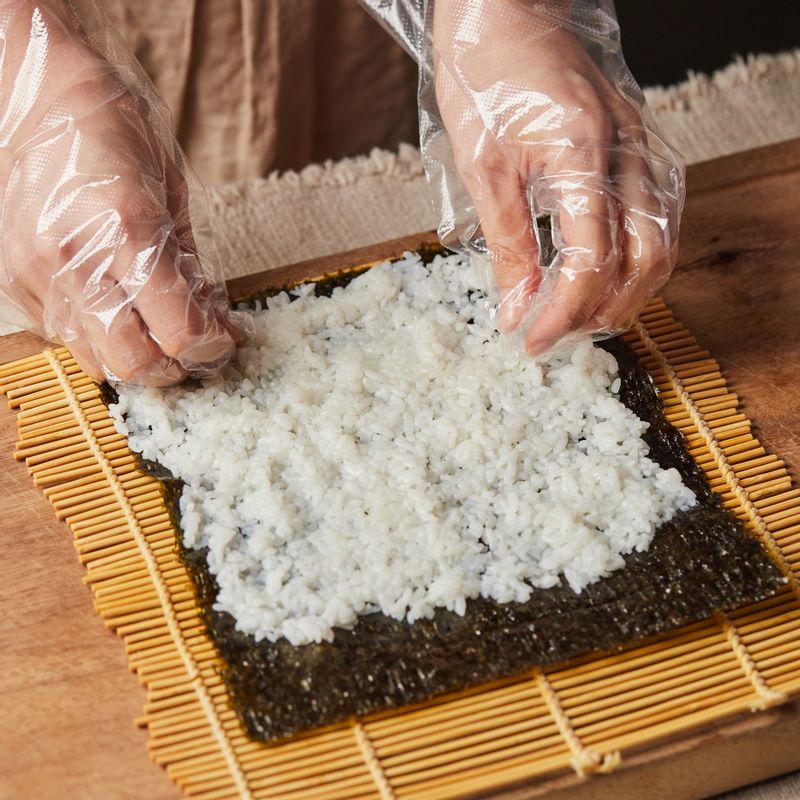 김밥용 김에 밥을 얇게 펼친 후 양념한 냉이를 넣고 돌돌 말아주세요.