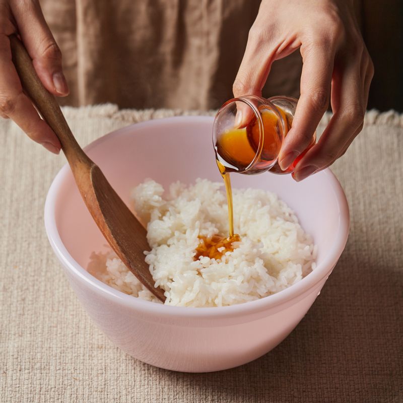 밥에 참기름과 소금을 넣고 주걱으로 섞어주세요.