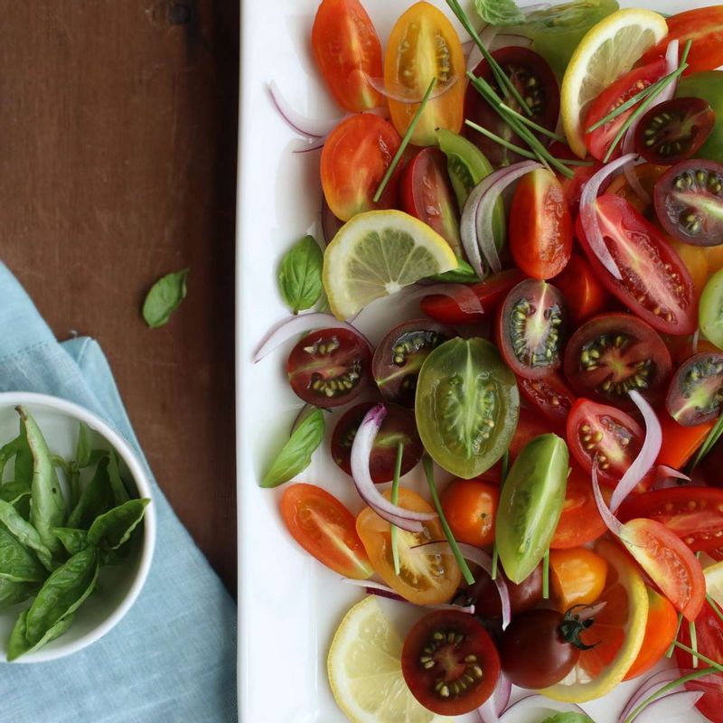 접시에 방울토마토와 적양파, 영양부추를 담고 소스를 뿌려주세요.