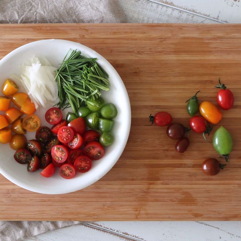 방울토마토는 꼭지를 제거하고 2등분으로 잘라주세요.