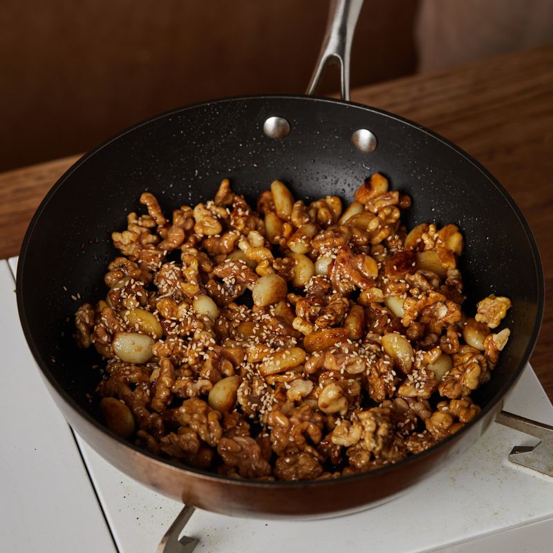 통깨를 뿌려 한 번 더 섞어 완성해 주세요.