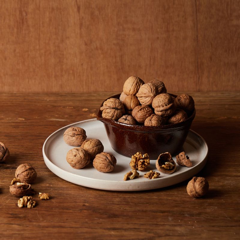 호두마늘볶음을 위한 재료 이미지로 깐 마늘,호두,매실청,꿀,간장 등으로 구성 되어있습니다.