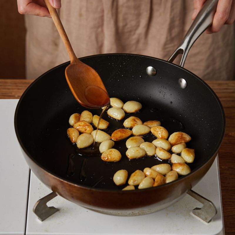 마늘이 노릇노릇하게 익으면 매실청을 넣어주세요.
(tip. 매실청을 넣으면 마늘의 아린 맛이 제거돼요)