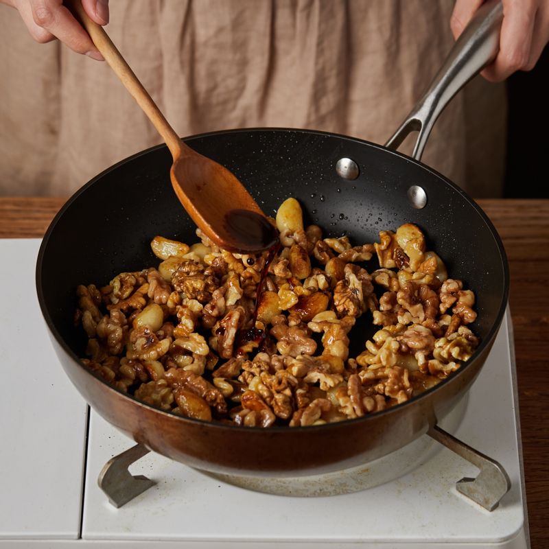 간장과 꿀을 넣고 빠르게 섞어주세요.