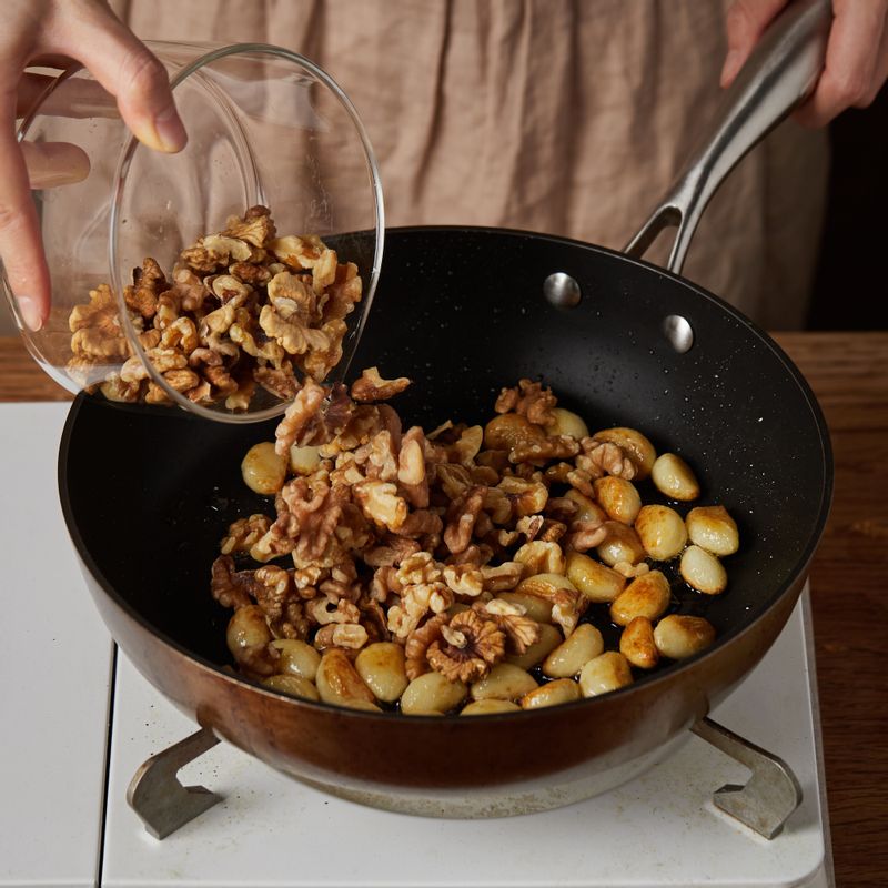 호두를 넣고 볶다가 불을 꺼주세요.