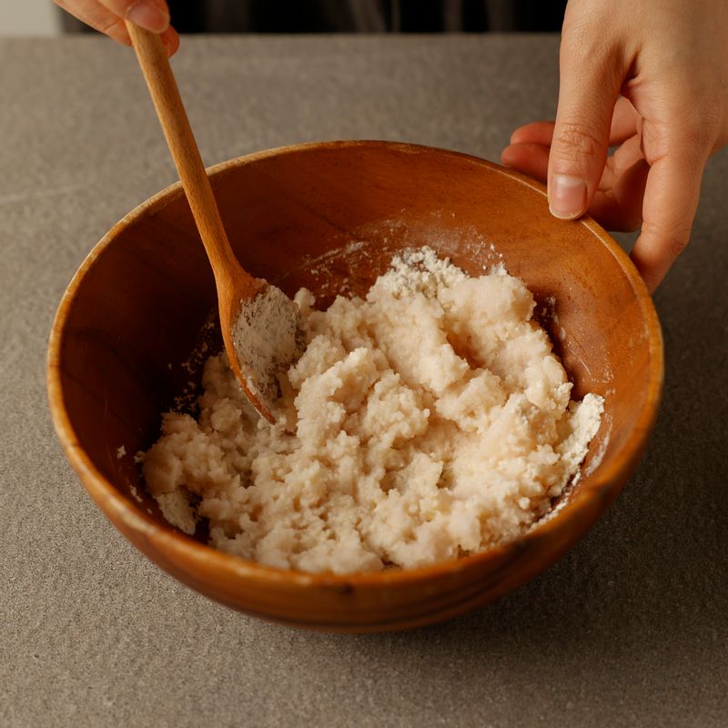 갈아둔 연근에 소금, 부침가루를 넣고 섞어주세요.
