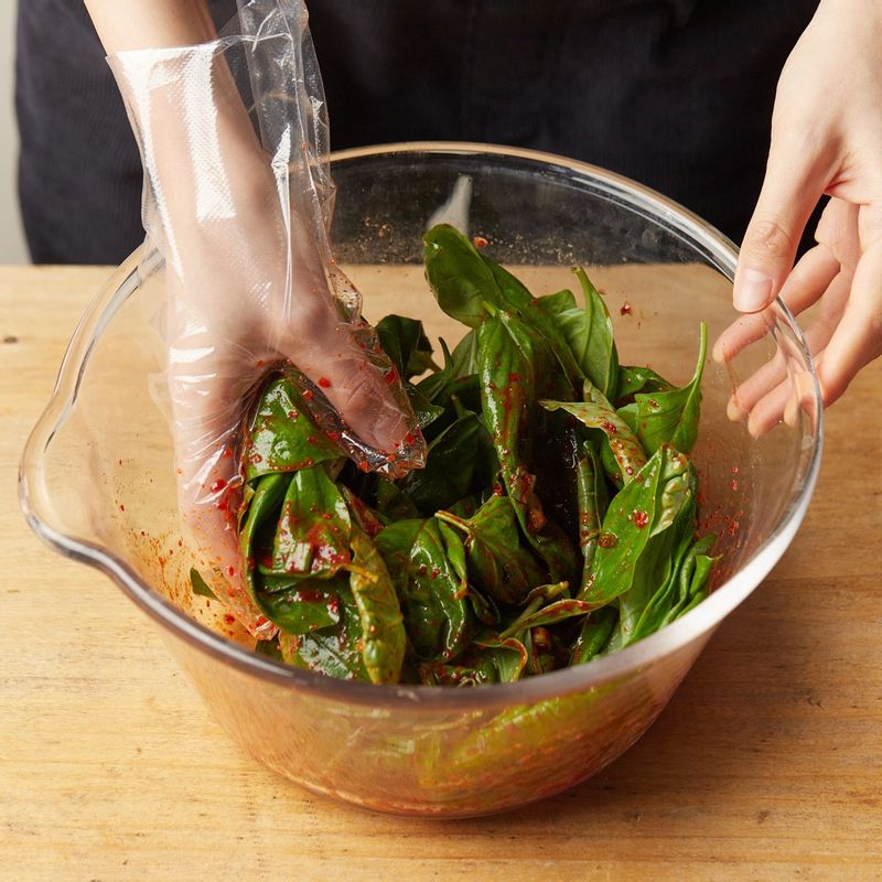 큰 볼에 바질 잎과 양념을 넣어 가볍게 버무려 주세요.
(tip. 숨이 죽지 않도록 가볍게 살살 버무려 주세요)