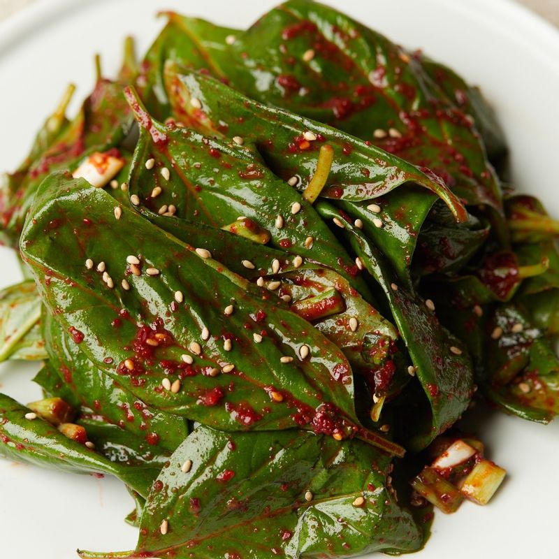 접시에 담은 후 통깨를 뿌려 완성해주세요.